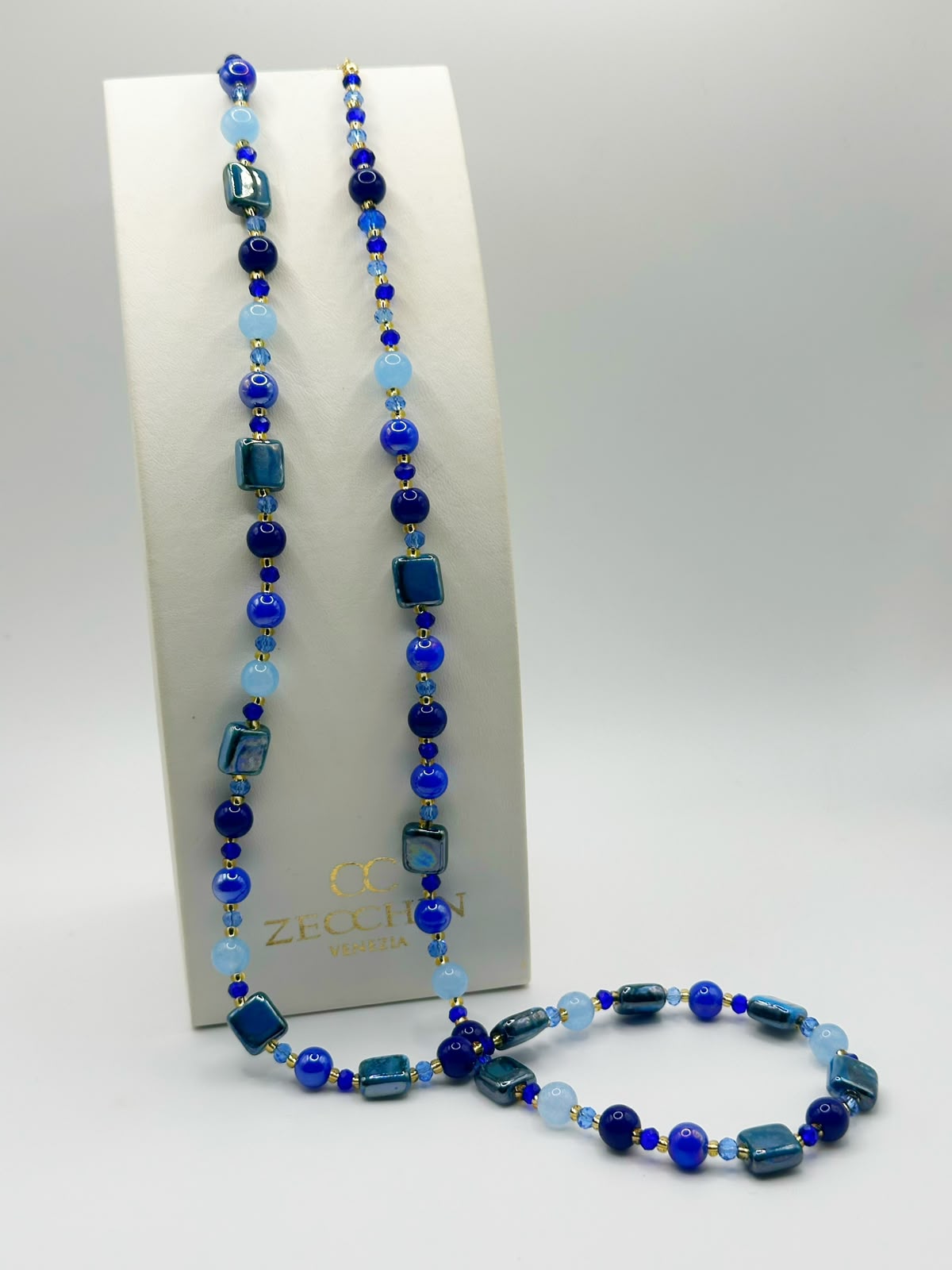Collana lunga Mikonos con perle cubiche in vetro di Murano, colore blu